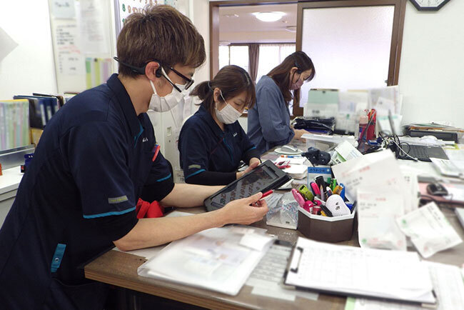 ICT機器を活用する職員