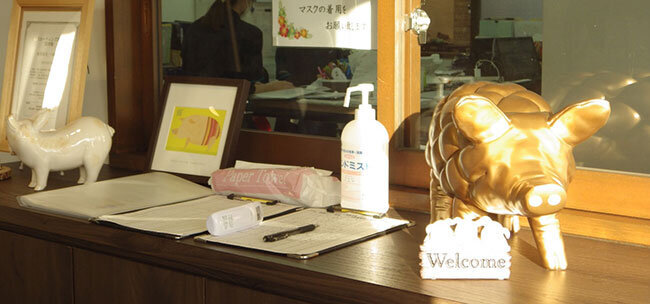 玄関で迎えてくれる「豚さん」