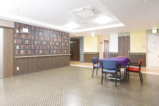 サービス付き高齢者向け住宅の広い共有スペース