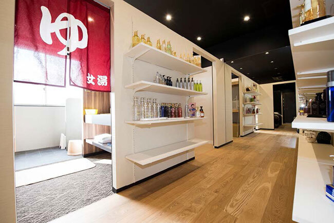 ショールームのアメニティ用品の展示コーナー
