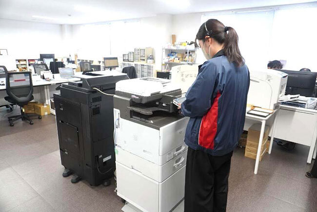 納入先からの注文や問い合わせの約6割はFAX文書。NASを導入することで複合機の情報に社外からアクセスできるようにした