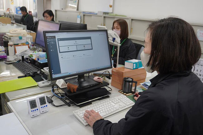 証憑保存・管理のクラウドサービスを活用する様子