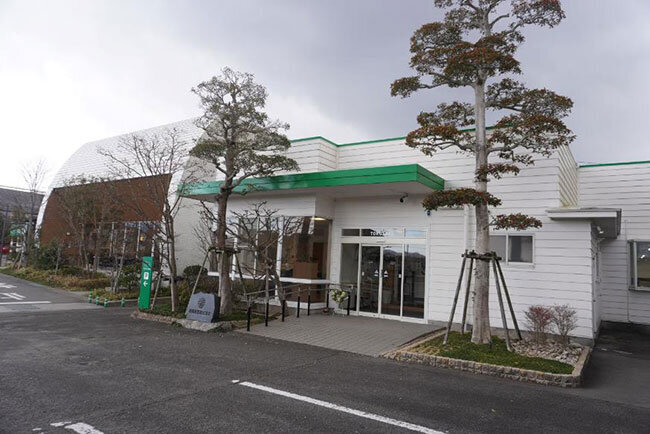 徳武産業の本社の外観