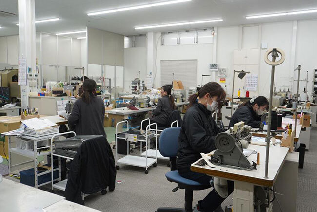 パーツオーダーや特注の依頼に対応している徳武産業の本社に併設した工場