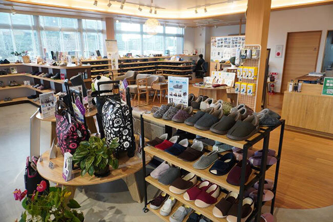 最新作をはじめ様々なタイプのシューズが販売されている「あゆみショップ」の店内