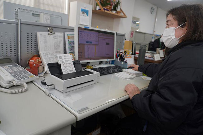 スキャナーを活用することでアンケートはがきを効率的にデジタル化している