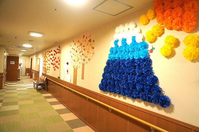 床面に衝撃を吸収するフロアマットを設置している幸寿荘の廊下