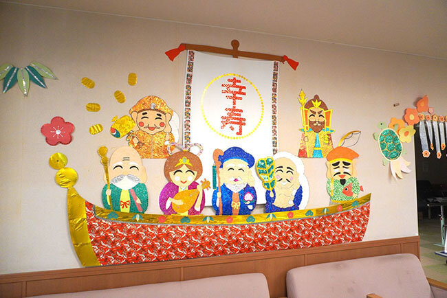 玄関ホールに飾られている七福神が乗る宝船をモチーフにした作品