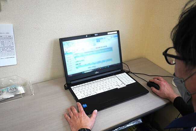 システムを活用して介護保険請求事務に取り組む様子