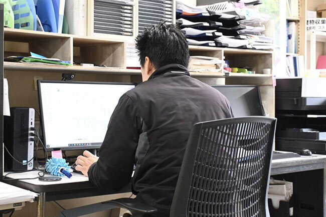 従業員は、リモートビューを活用し社内情報の閲覧と操作ができるのでデスクでも外出先でも同じように仕事が出来る