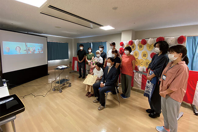 100歳の方のZoomを活用した高齢者表彰風景