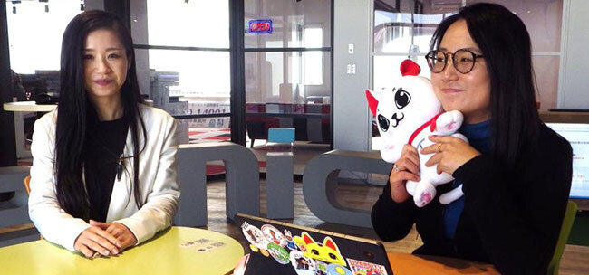 明るい職場で女性従業員の笑顔もあふれる