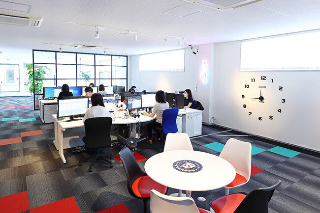 女性従業員中心の明るいオフィス