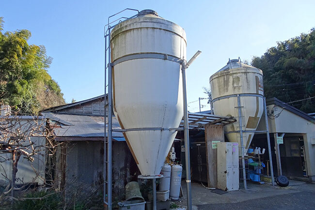 牛舎飼料タンク　牛舎の飼料タンクには近隣の企業から収集したビール粕や豆腐粕を混ぜた牛の消化に良い完熟発酵飼料が入っている