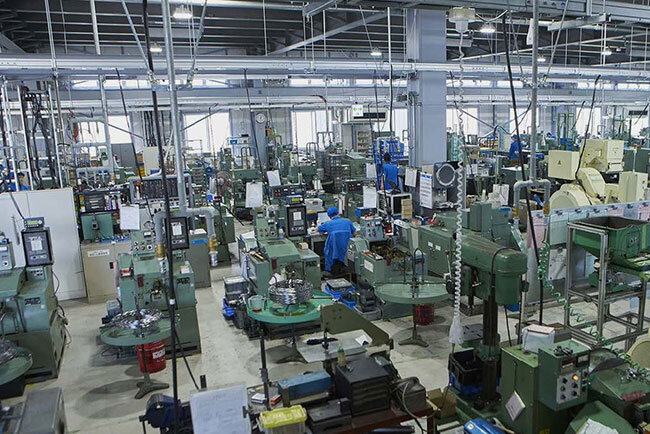 創業以来、加工機械を自社製造したり改造するなど工場内には創意工夫があふれている