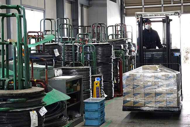 工場内での線材搬入は、さまざまなネジに加工される線材と綿密に紐づけできなければ精度の高い在庫管理はできない