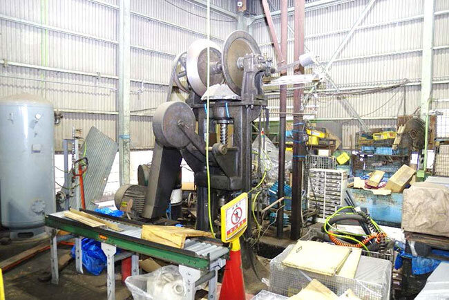 ミヤタFMCの工場内に今も置かれている古い工作機械