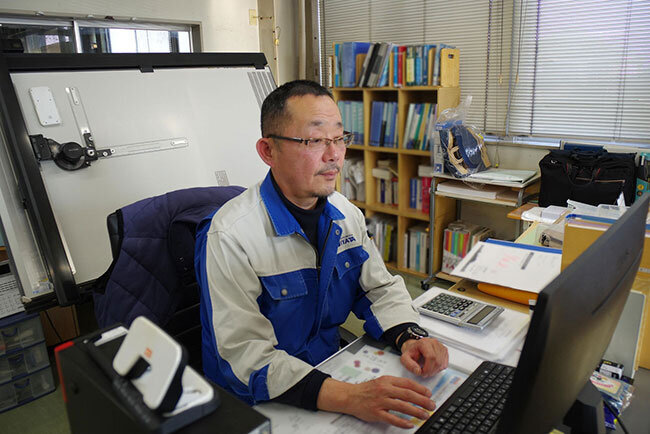 パソコンに向かうミヤタFMCの岡田貴志取締役社長