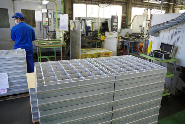 工場に積まれている四角いプレートがデータセンターなどで使われる空調グリルだ