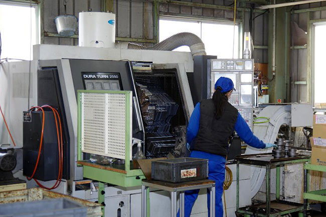 工場では女性も多く働いている