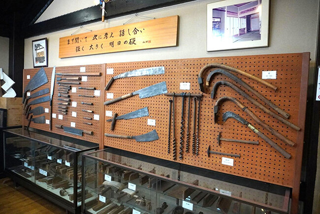 香川県建設労働組合本部で展示している多種多様な昔の大工道具