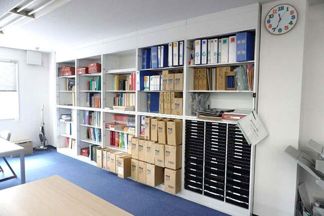 壁面に棚を設置してスペースを有効活用している