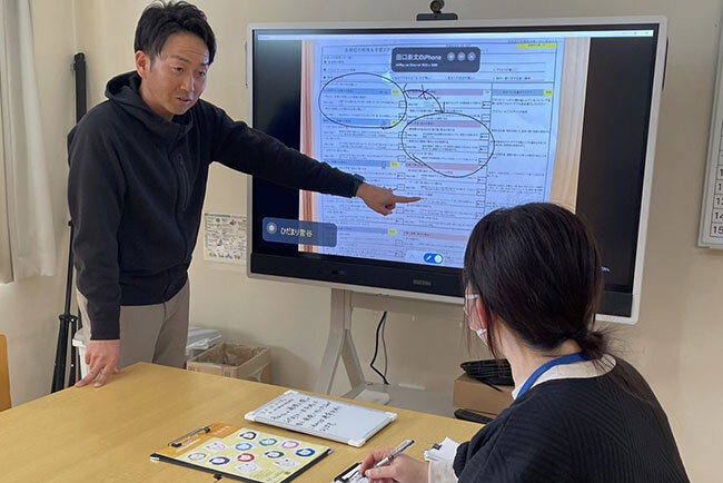 2024年に導入した電子黒板での研修風景。パワーポイントなどで作成したデータや画像はパソコンからクラウドストレージを経由して画面に投影。また、画面書き込みも画面をデータとして保存が可能