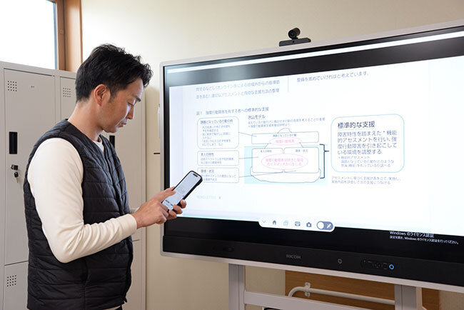 スマートフォンやタブレット端末で撮影した画像や動画、資料などを電子黒板へ即時ミラーリングできる