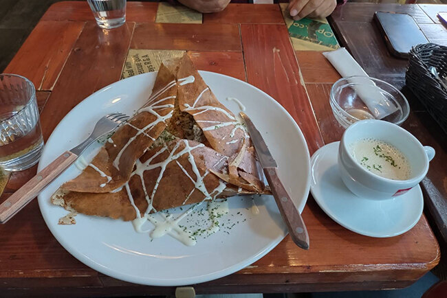 「自由人舎　時館」の姉妹店として2022年に開店したクレープ＆ガレット「カフェ時館」の人気メニューのガレットセット