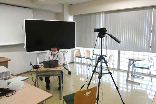 授業のライブ配信を行う様子