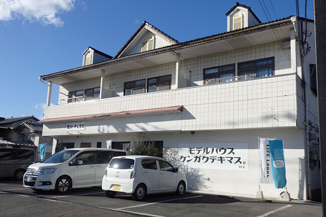 群馬県前橋市にあるH-PLANの本社。加盟する「LIFE LEBEL」ののぼり旗がなびく