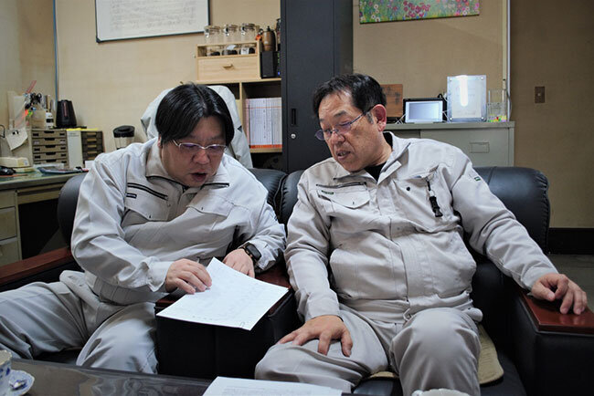 事業について綿密な打ち合わせを行う船渡川法行代表取締役（左）と鈴木公明取締役工場長