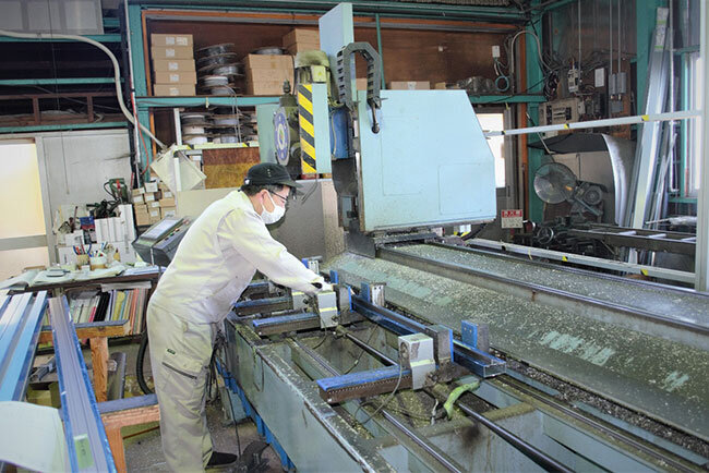 サッシ製造は大型機械を使って行われる