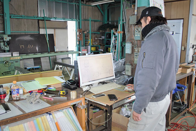 工場内にもパソコンを導入し、作業の効率化を図っている