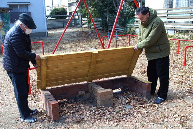 自治会行事で作った「かまどベンチ」。座る部分を上げると、かまどとして使用できる