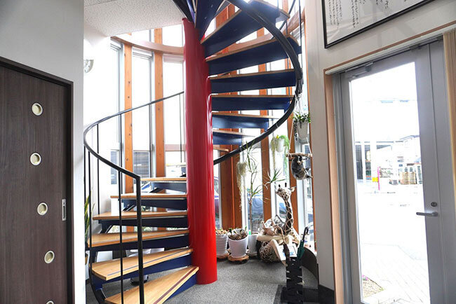 1階から2階につながるらせん階段