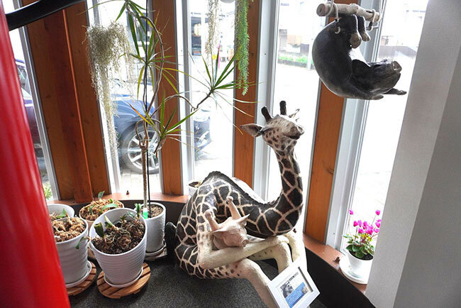 社屋の入口に飾られた動物のオブジェ