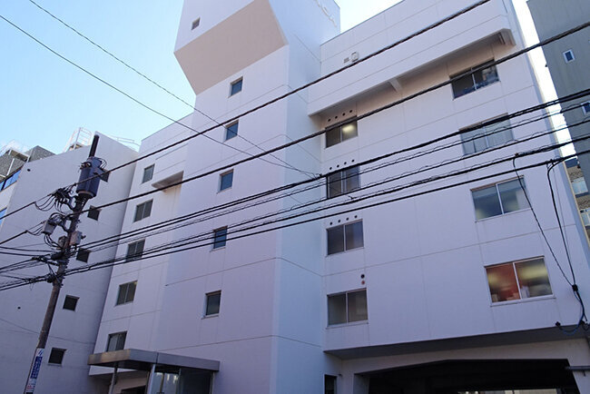 横浜営業所が入るビル：屋台骨の電気設備工事は神奈川県内と東京都を中心に展開している