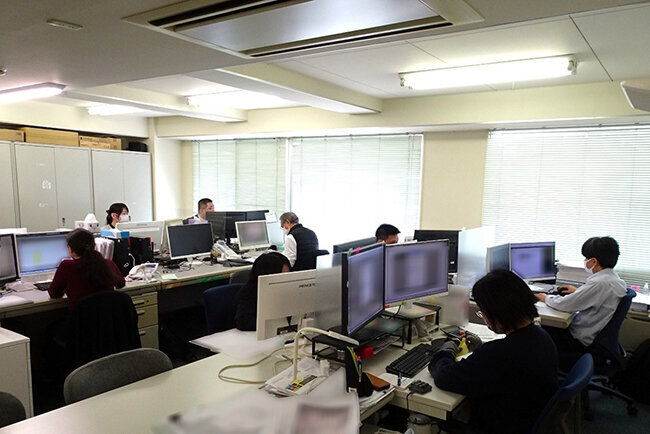 横浜営業所内の様子：幅広い受託開発要求に応じるためインドの大手IT企業と協業した