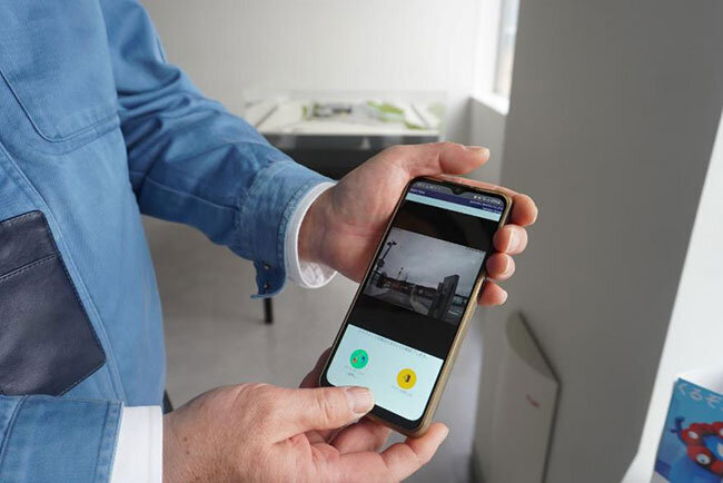 アプリケーションを開発してスマートフォンで敷地へのゲートの開閉を行えるようにしている