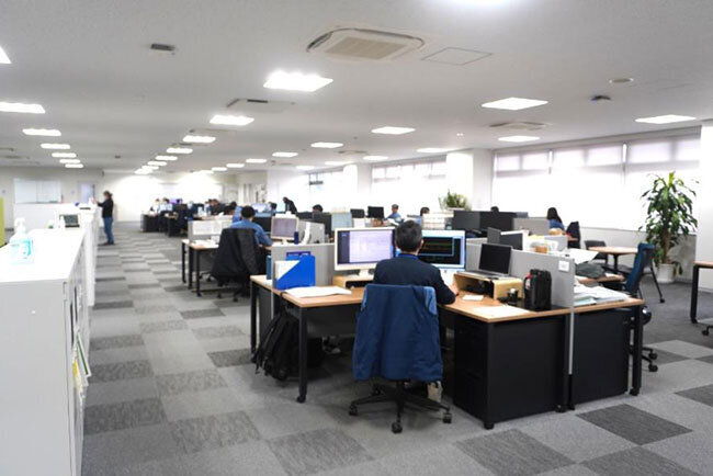 部署の垣根を越えてコミュニケーションを取りやすくしている須河車体のオフィス