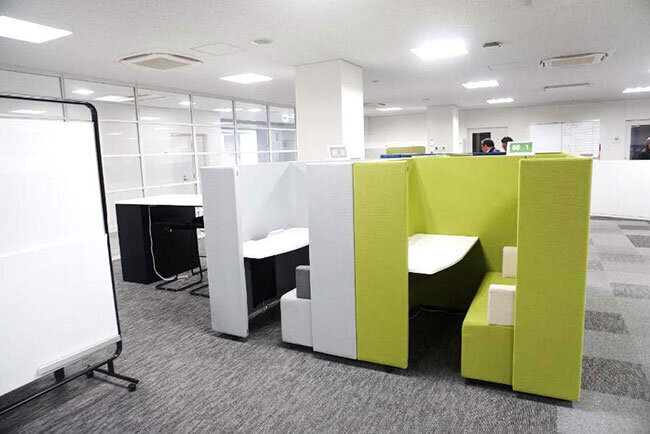オフィスフロアの集中ワークブース