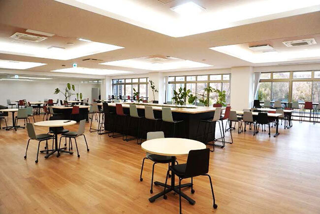 福利厚生に力を入れ、テラスを備えた従業員のためのゆったりした食堂