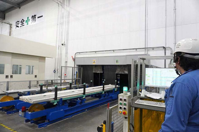 工場内に設置している建屋一体型の自動倉庫システム