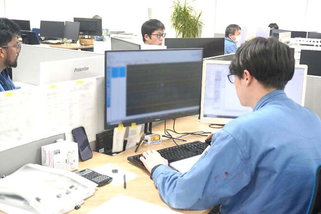 オフィスで設計作業に取り組む様子