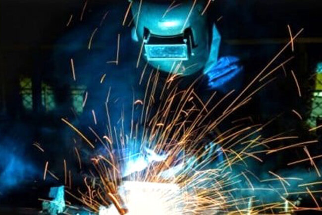 現在の明和本社工場の溶接工程