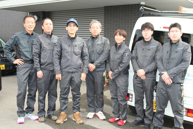 消防設備点検報告書の作成業務にあたる現場スタッフ