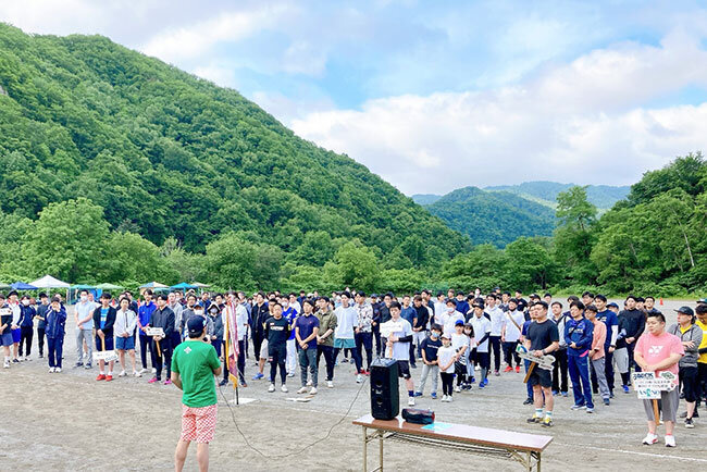 ソフトボール大会　他業種の仕入先と一体化して顧客に最適なものを提供するために、仕入先企業を招いたソフトボール大会には200人が参加する