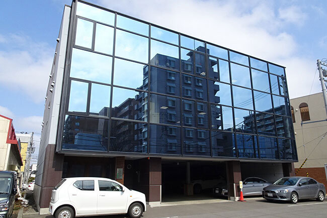 本社外観　働き方改革やSDGsなど働きやすい職場環境の整備にも取り組む