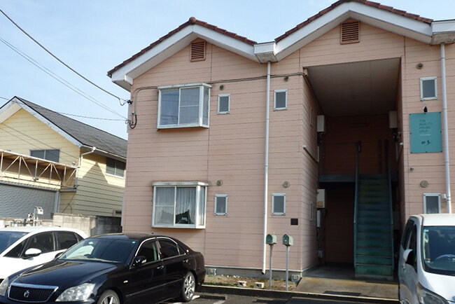 左側の1階にバウ・スペースの事務所があるマンション（群馬県前橋市）